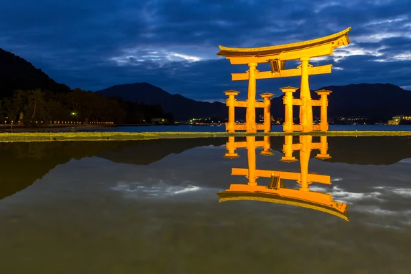 Kuuluisa kelluva torii portti Japanissa — kuvapankkivalokuva