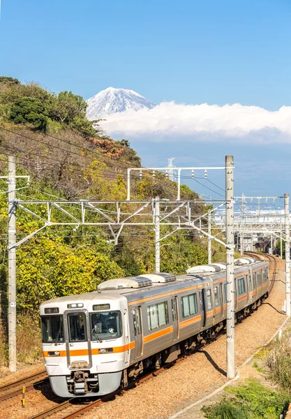 Τρένο με το βουνό Φούτζι στην Ιαπωνία — Φωτογραφία Αρχείου