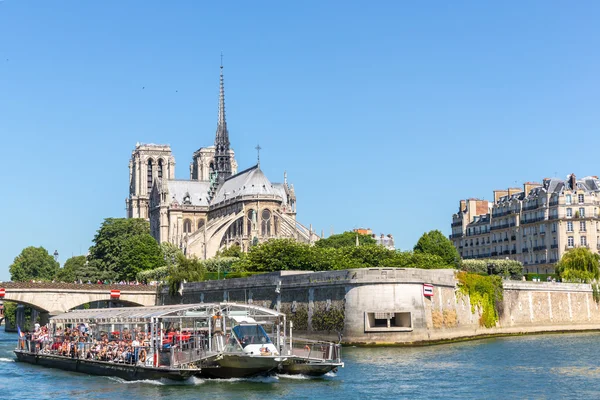 Catedral de Notre Dame París con crucero — Foto de Stock