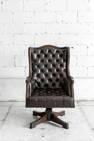 Sedia nera in camera vintage — Foto Stock