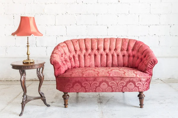 Sofá vermelho sofá — Fotografia de Stock
