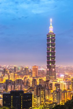 Taipei manzarası binalar alacakaranlıkta