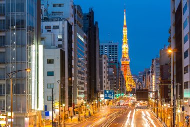 Tokyo Kulesi alacakaranlıkta