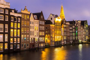 Amsterdam kanalları ve Aziz Nikolaos Kilisesi