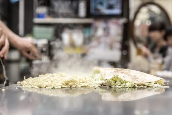 Vaření okonomiyaki japonská pizza — Stock fotografie