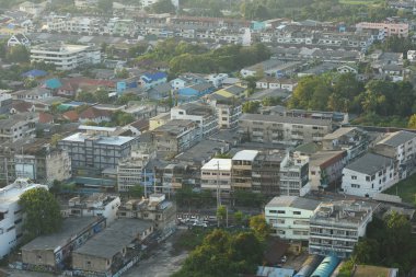Bangkok yerleşim bölgesinde akşam
