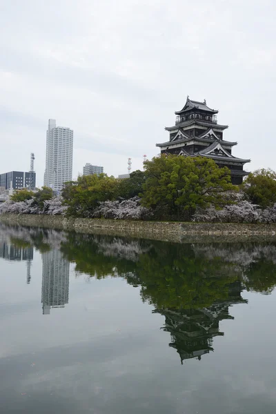 Замок Хиросима Цветущей Вишней — стоковое фото