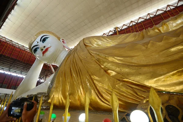 Liggande buddha yangon — Stockfoto