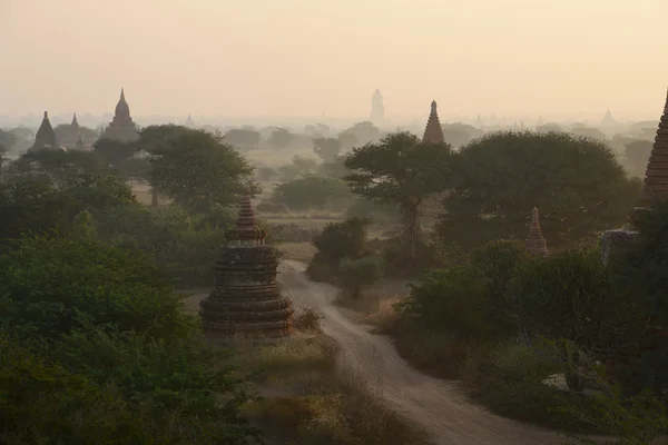 Pagoda Поля Баган Янма Ранку — стокове фото