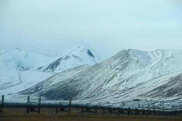 Oliepijpleiding met berg — Stockfoto