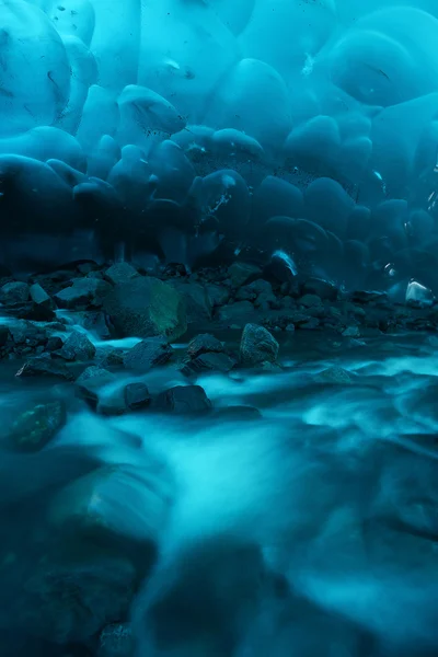 Caverna de gelo no Alasca — Fotografia de Stock