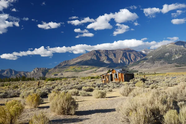 Verlaten huis in sierra — Stockfoto