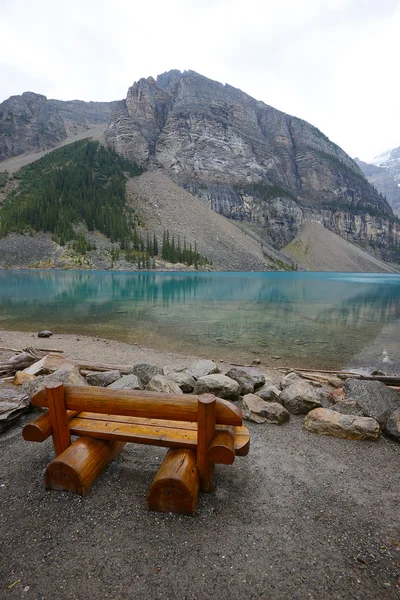 Visualizzazione sedia sul lago — Foto Stock