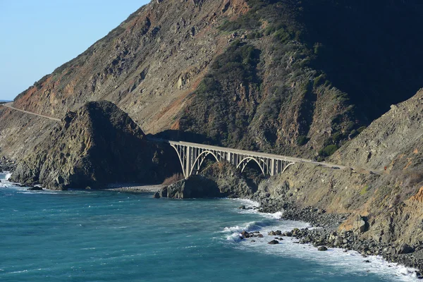 Eine Brücke an der kalifornischen Küste — Stockfoto