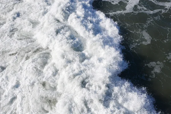 Волна на пляже — стоковое фото