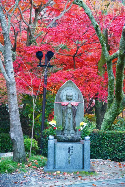 Buddha statue in autumn — Stock Photo, Image