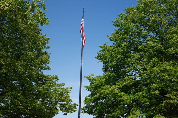 Американский флаг и небо — стоковое фото