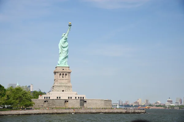 Статуя свободы и Нью-Йорк — стоковое фото