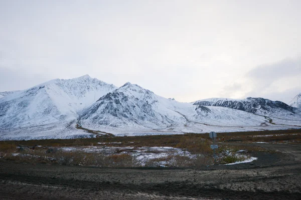 Dalton highway berg — Stockfoto