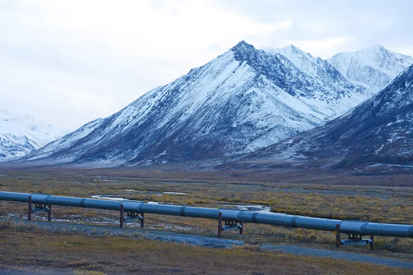 Нефтепровод с горой — стоковое фото