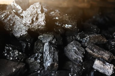 Büyük kahverengi kömür yığınları yakın plan. Madencilik ve yakıt üretimi. Arkaplan