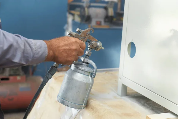 제품에 그리기 근로자가 압축기 스프레이 내각을 흰색으로 도구를 — 스톡 사진