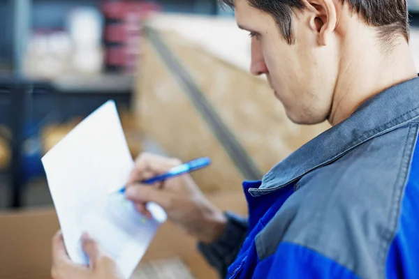 Trabajador Almacén Mono Azul Acepta Describe Las Mercancías Habitación Joven —  Fotos de Stock