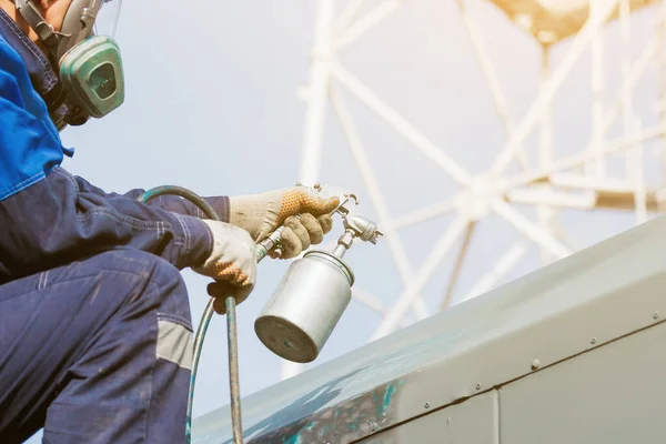 Industriellt Arbete Primering Metallprodukter Från Kompressorpistolen Arbetare Overall Och Respirator — Stockfoto