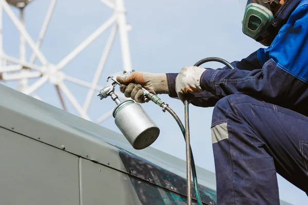 Industriellt Arbete Primering Metallprodukter Från Kompressorpistolen Arbetare Overall Och Respirator — Stockfoto