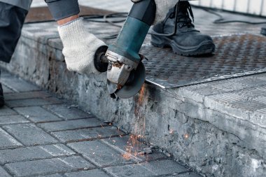 Açı öğütücü bir aletle metal levha işleniyor. Üretim ve sanayi geçmişi