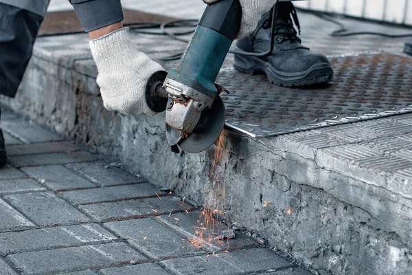 Açı öğütücü bir aletle metal levha işleniyor. Üretim ve sanayi geçmişi