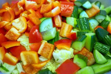 Büyük bir tabakta kabaca doğranmış taze sebze salatası. Yukarıdan bak. Vejetaryenler için vitamin yiyeceği