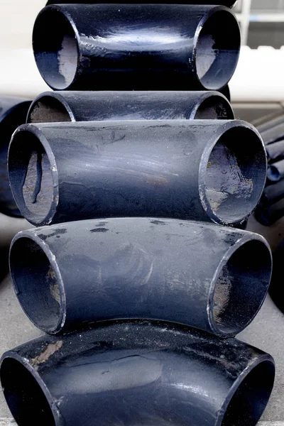 Czarne Metalowe Rury Adaptery Różnych Średnicach Zgazowania Lub Dostarczania Wody — Zdjęcie stockowe