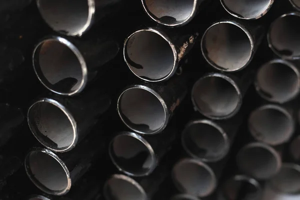 Tubos Metal Preto Para Gaseificação Abastecimento Água Contexto Industrial Close — Fotografia de Stock