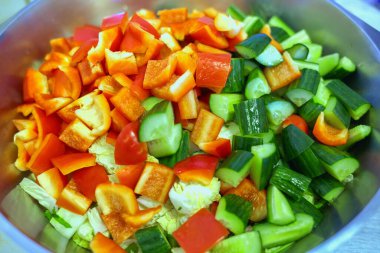 Büyük bir tabakta kabaca doğranmış taze sebze salatası. Yukarıdan bak. Vejetaryenler için vitamin yiyeceği