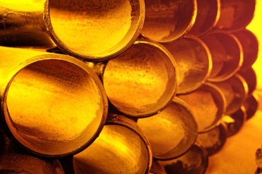 Altın metal borular ve farklı çaplara sahip adaptörler gaz veya su tedariği için. Mekanın bir kopyası olan endüstriyel bir arka plan. Alanın bir kopyasıyla boru tedarikçileri için reklam fotoğrafı