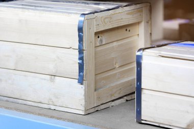 Tahtalardan yapılmış tahta kutular deponun rafında. Kopya alanı ile paketleme. Model