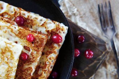 Ulusal Rus yemekleri. Kızartma tavasında krep ve süt. Basit bir öğle yemeğinin taşralı stili.