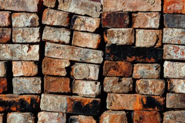 Katlanmış eski kırmızı tuğla arka plan. Eski yapı malzemesi istiflenmiş. Soyut doku arkaplanı