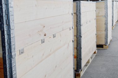 Tahtalardan yapılmış tahta kutular deponun rafında. Kopya alanı ile paketleme. Model
