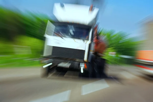 Camion Sfocato Sulla Strada Movimento Pericolo Una Collisione Situazione Emergenza — Foto Stock