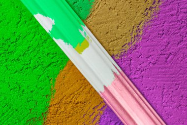 Pürüzlü alçı yüzeyi parlak bir renge boyanmış. Onarımda uyumluluk ve renk uyumluluğu çeşitleri var. Kopyalamak için duvarda bir boya örneği var. Tasarım için soyut arkaplan.