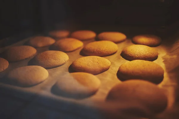 Подготовка сладкой выпечки. Вкусные пряники или печенье подаются в духовке. — стоковое фото