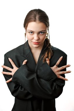 Beyaz arka planda genç bir modelin portresi. Siyah ceketli beyaz bir kız kameraya bakıyor.