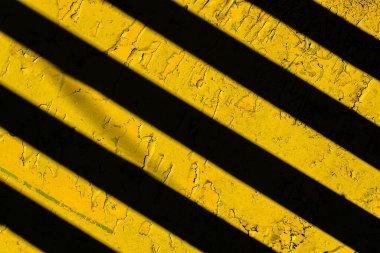 Siyah köşegen çizgili sarı arkaplan. 