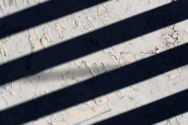 Gölgeden siyah çizgili beyaz yüzey. 