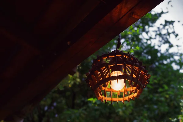 Lampadaire original sur la terrasse de la maison. — Photo