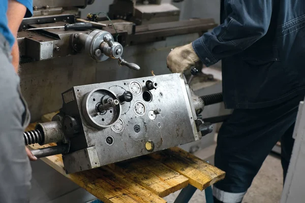 Prevención y mantenimiento de máquinas herramienta en el taller. — Foto de Stock