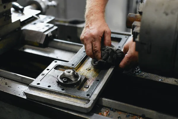 Servicio y reparación de máquinas herramienta en un taller o taller. — Foto de Stock