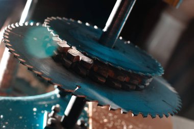 Keskin dairesel testere bıçakları yakın çekim. Marangozhanedeki tehlikeli makine..